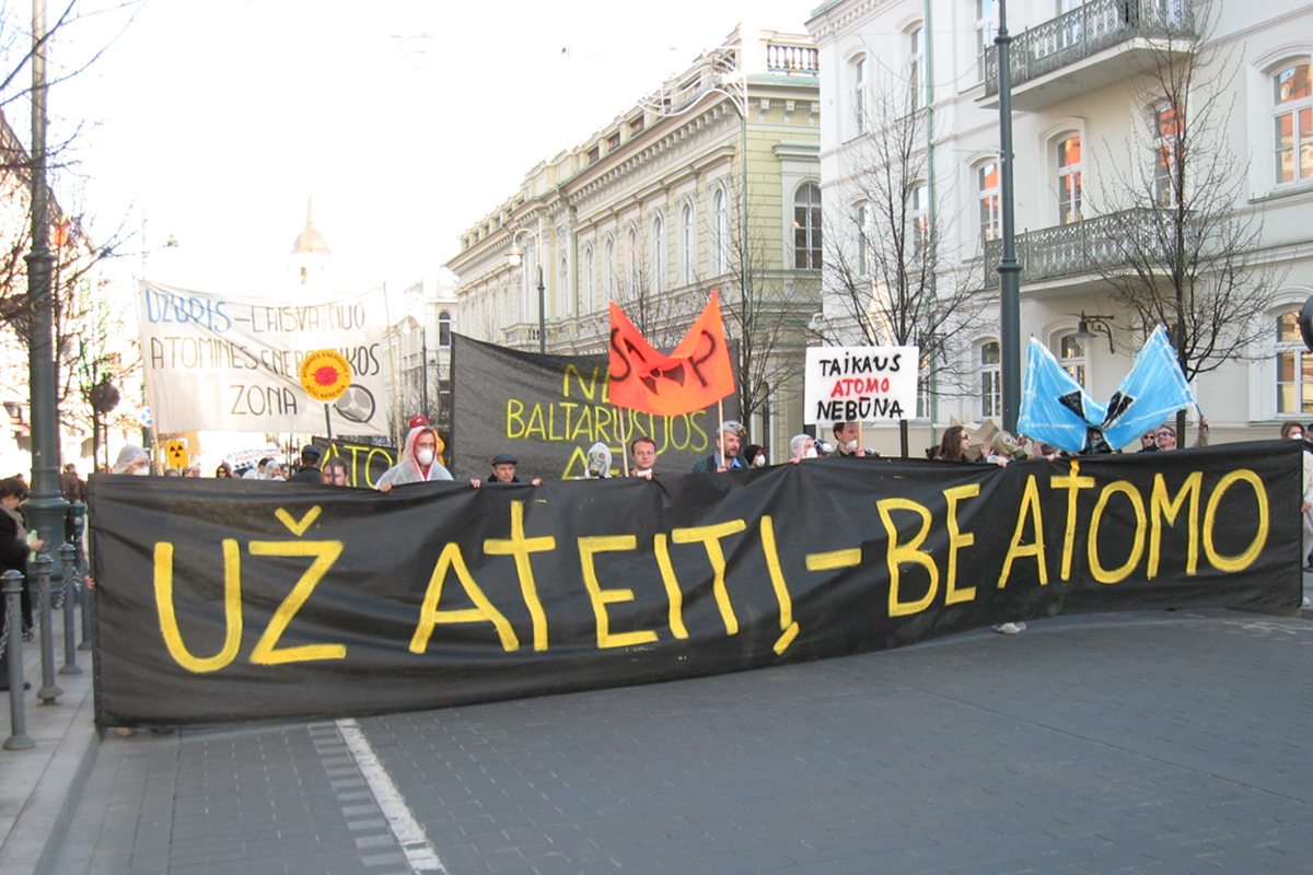 Uz ateiti be atomo